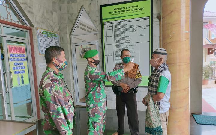 Babinsa Tanahdatar Sosialisasi dan Gakplin Prokes di Masjid Muslimin