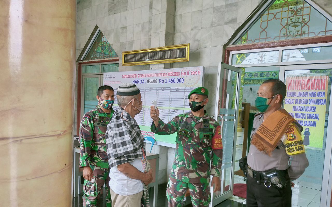 Babinsa Kelurahan Tanahdatar, Gelar Prokes di Masjid Muslimin