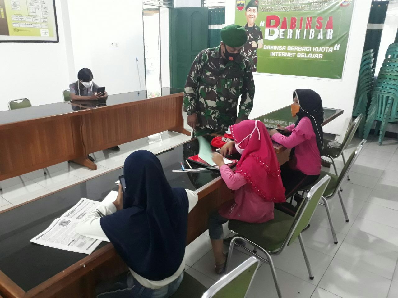 Peduli Pendidikan, Babinsa Koramil 02 Kota  Berbagi Kuota Internet Belajar dengan Pelajar 