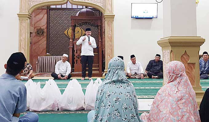 Camat Ardi Berikan Santunan Anak Yatim di Masjid Al Masyithah