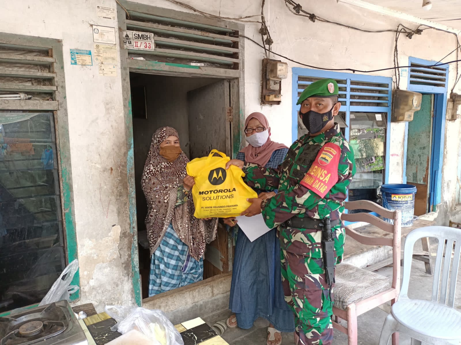 Babinsa Sertu Edy Priyanto Bagikan Sembako ke Warga tak Mampu