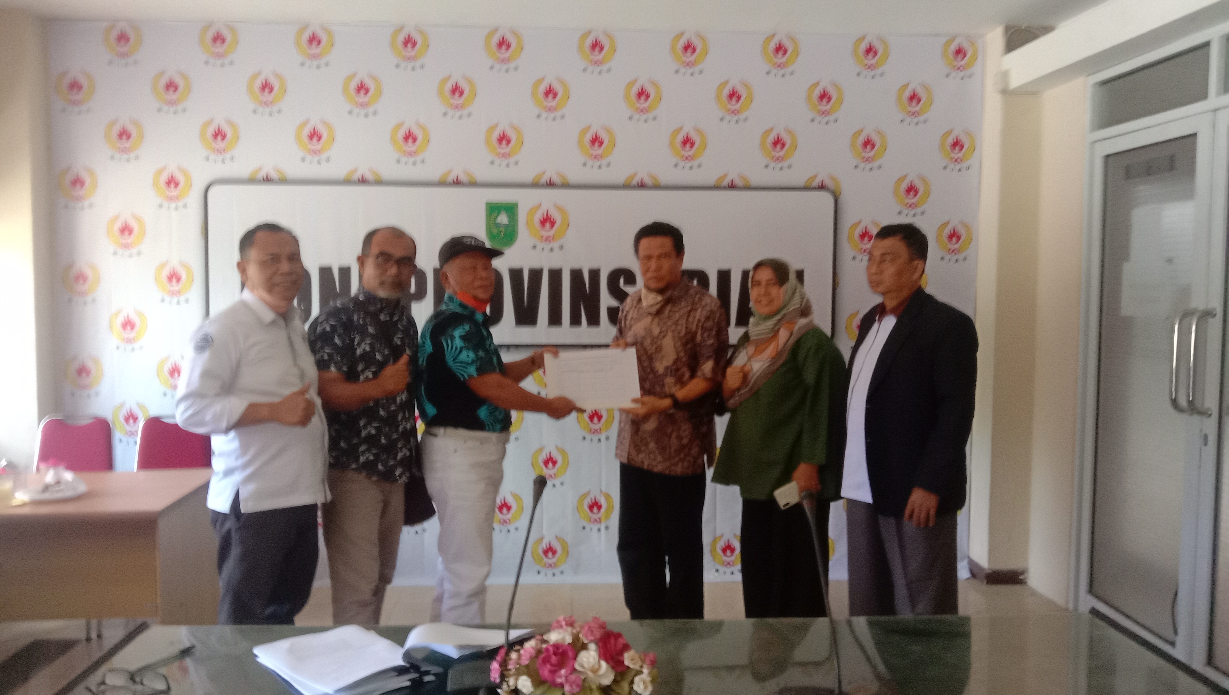 Iskandar Hoesin  Bacalon Ketua KONI Riau  Pertama Ambil Formulir Pendaftaran ke TPP 