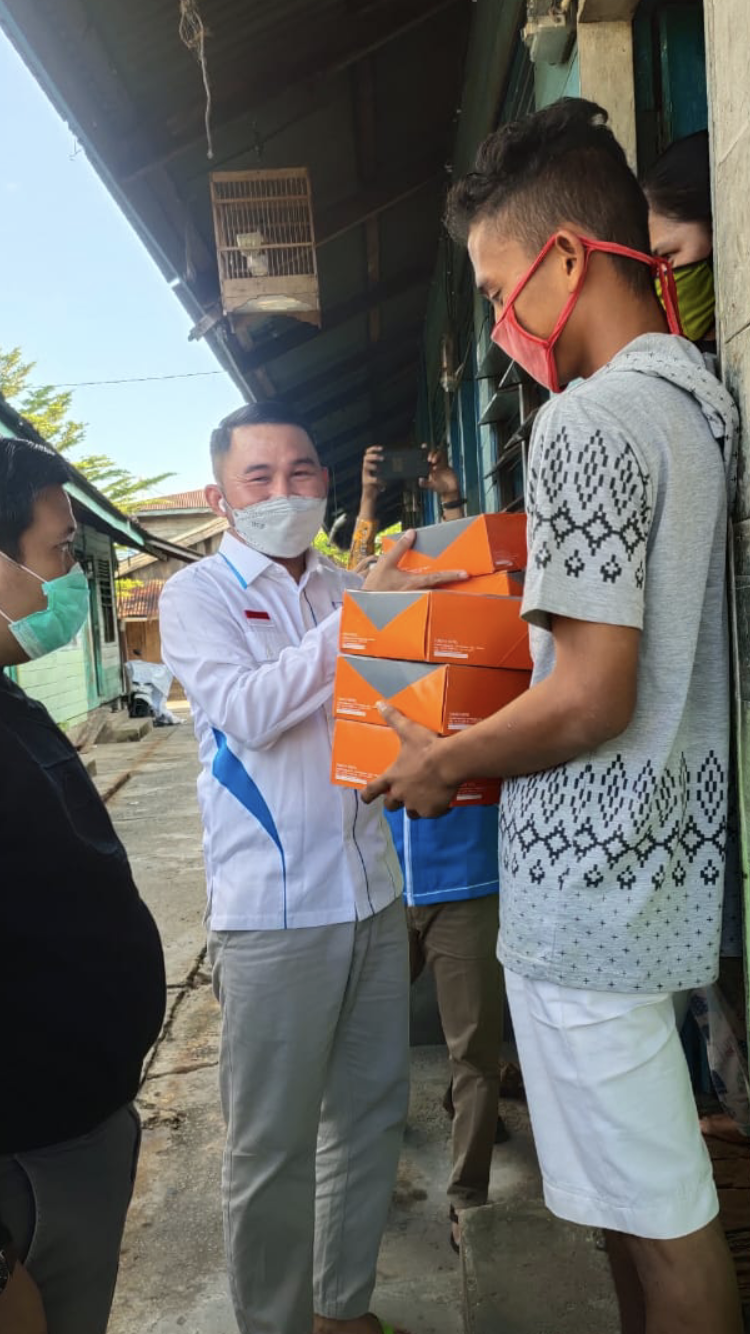 Ramadan, Ketua KNPI Provinsi Riau Fuad Santoso Berbagi Nasi Kotak Kepada Warga Nelayan Pekanbaru