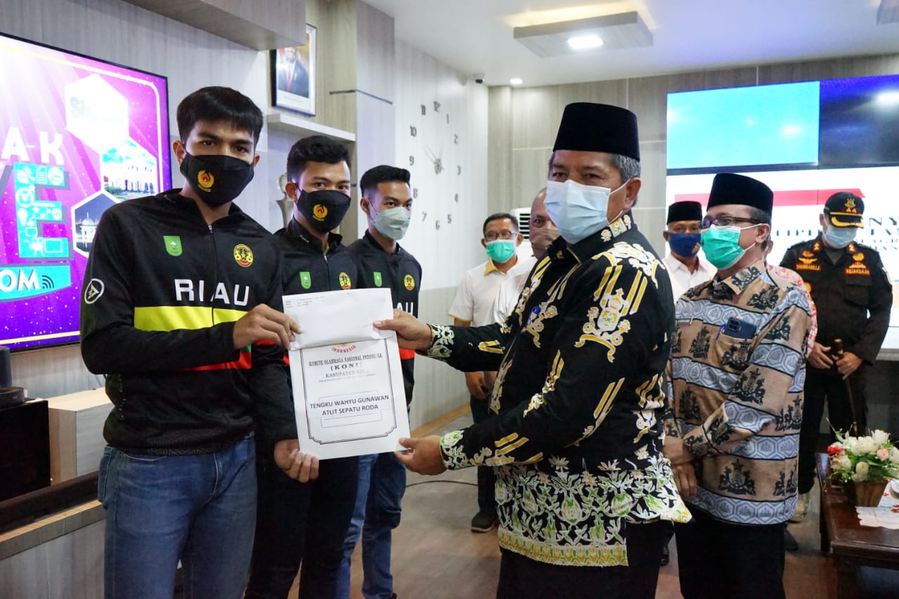 Bagikan Uang Pembinaan, Bupati Berharap Duta Olahraga Siak Berprestasi di PON XX di Papua