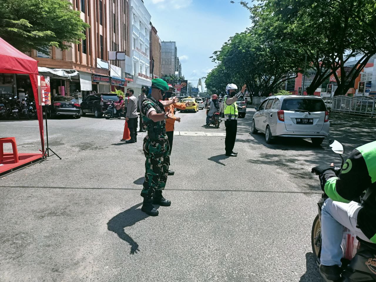 Idul Fitri 1443 H, Babinsa Apel Siaga dan Bantu Kelancaran Lalulintas Jalan Sudirman 