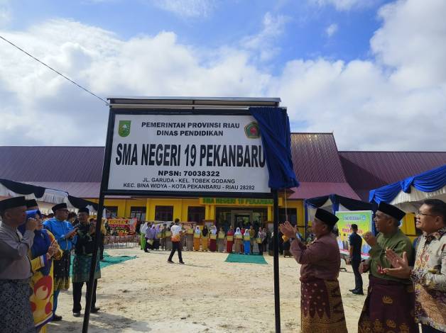 Gubernur Resmikan 9 Unit Sekolah Baru SMAN di Riau