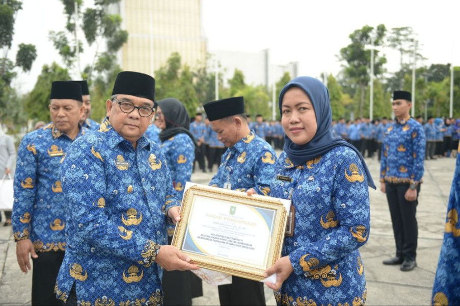 Gubri Edy Nasution Serahkan Piagam Penghargaan Pegawai Berprestasi 2023