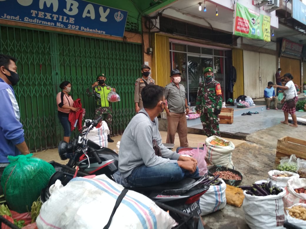 Babinsa Kotabaru Gelar Penegakan Disiplin Prokes di Pasar Pusat