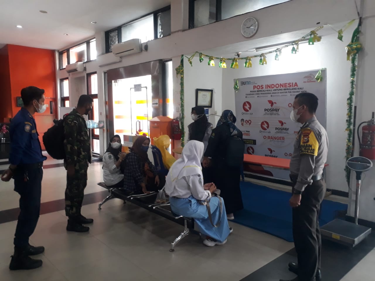 Babinsa Sertu Khairuddin Dampingi  Lansia  Vaksinasi di Kantor Pos 