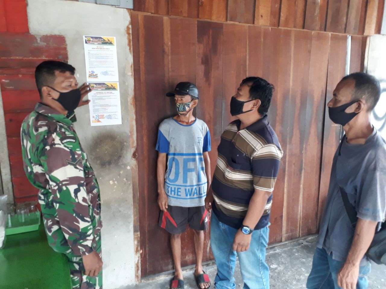 Cegah Covid-19, Saat Komsos Babinsa Sosialisasi 4M 