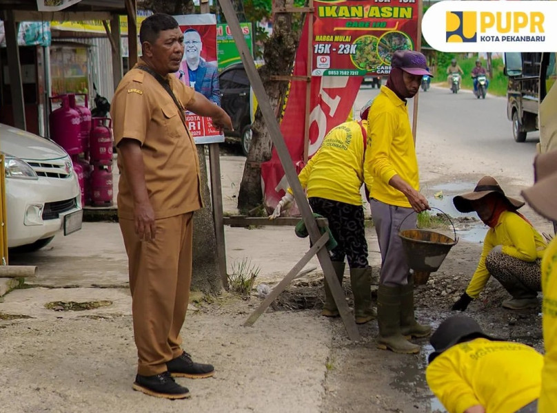Pasukan Kuning Berupaya Cegah Banjir Akibat Drainase Tersumbat di Jalan Dharma Bakti