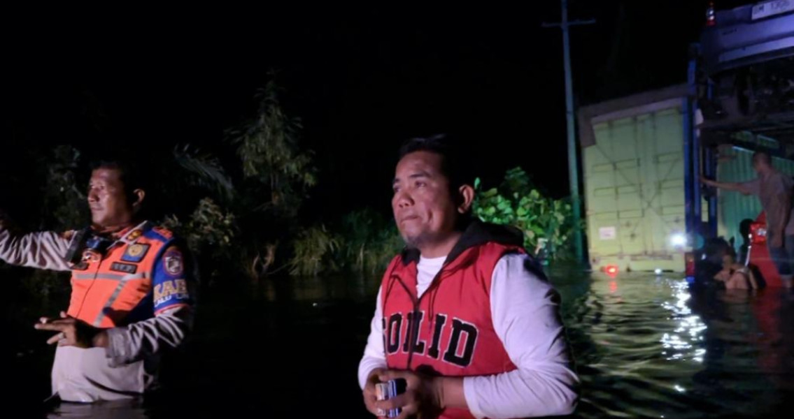Bupati H Zukri Turun Tangan Urai Macet di Jalintim Akibat Banjir