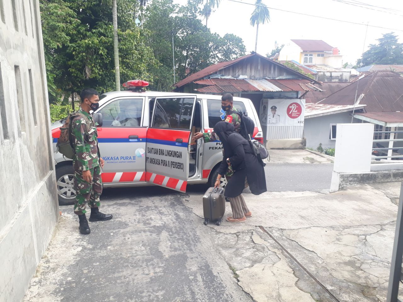 Babinsa Sumahilang Bantu Evakuasi Warga Terkonfirmasi Covid-19 ke BPSDM