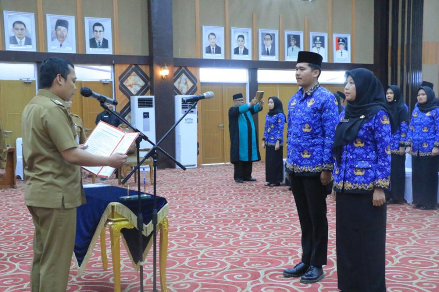 Serahkan SK PNS dan Lantik Pejabat Fungsional, Ini Pesan Pj Wako