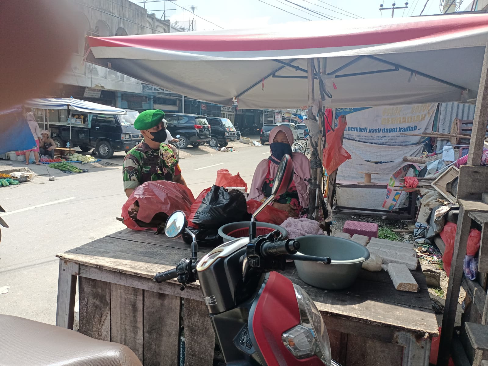 Komsos, Babinsa Berikan Edukasi Tentang Kebersihan Lingkungan 