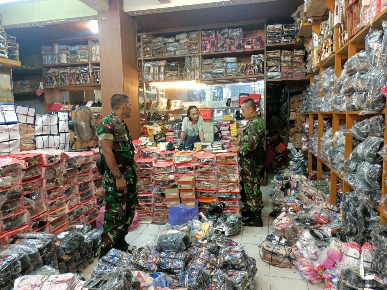 Komsos, Babinsa Bahas Kemanan dan Kebersihan Lingkungan