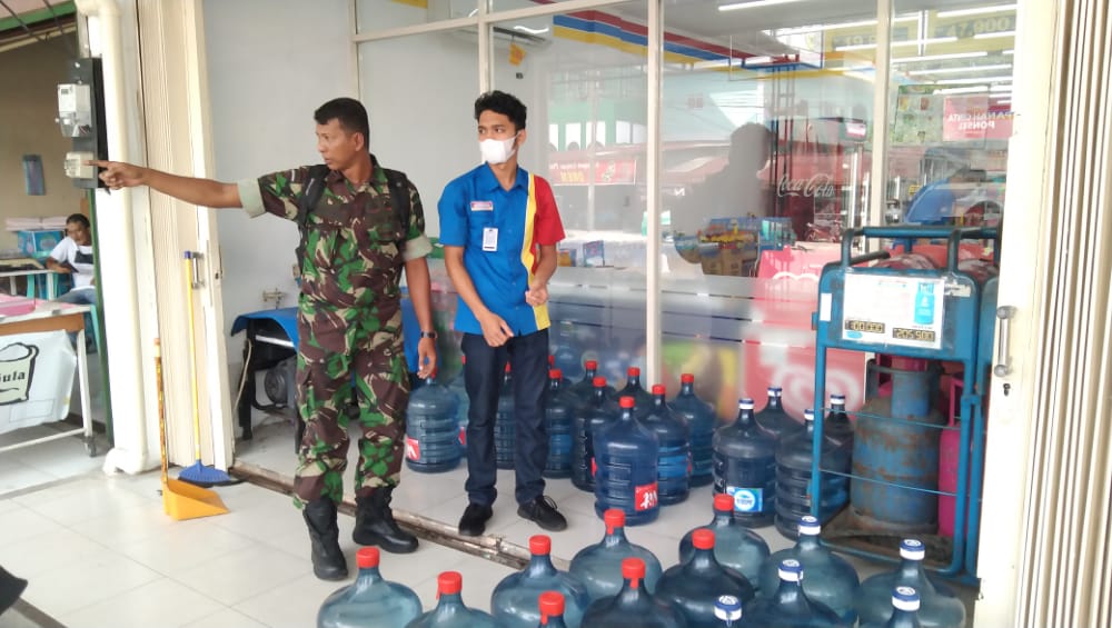 Komsos dengan Pelaku Usaha, Babinsa Koramil 02 Kota Sosialisasikan Pembuatan Tong Sampah
