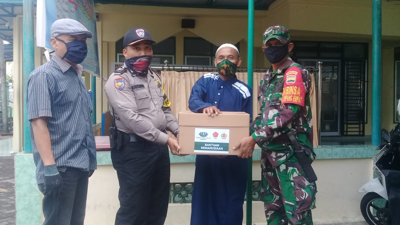 Babinsa -Bhabinkamtibmas Salurkan Bantuan ke Warga Terdampak Covid-19