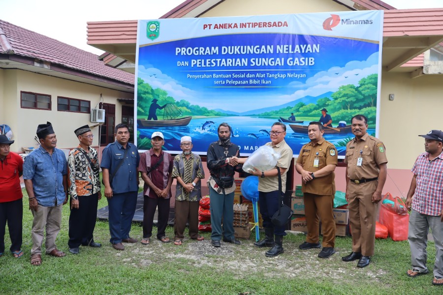 Lestarikan Lingkungan, PT AIP Tabur Bibit Ikan Bersama Masyarakat di Sungai Gasib
