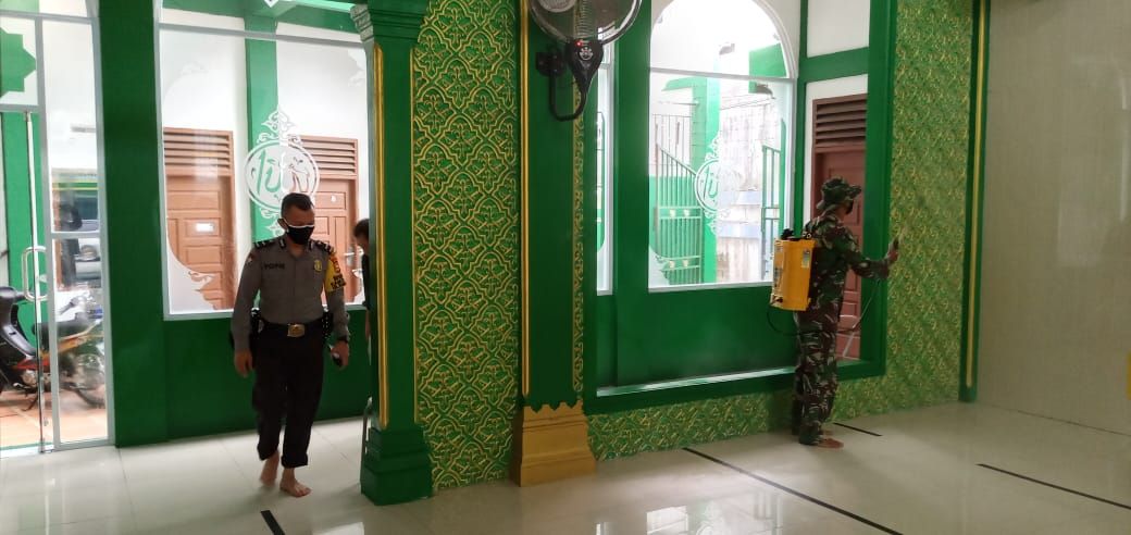 Babinsa -Bhabinkamtibmas Sumahilang Guyurkan Cairkan Disinfektan di Masjid Darul Amal