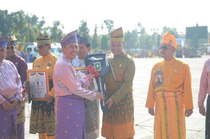 Pj Wako Terima Bantuan Mobil Adminduk Keliling dari Pemprov Riau