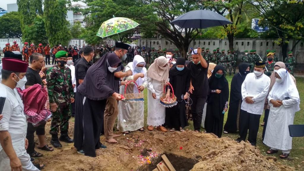 Jenazah Herman Abdullah Dikebumikan di Taman Makam Pahlawan Kusuma Dharma Pekanbaru