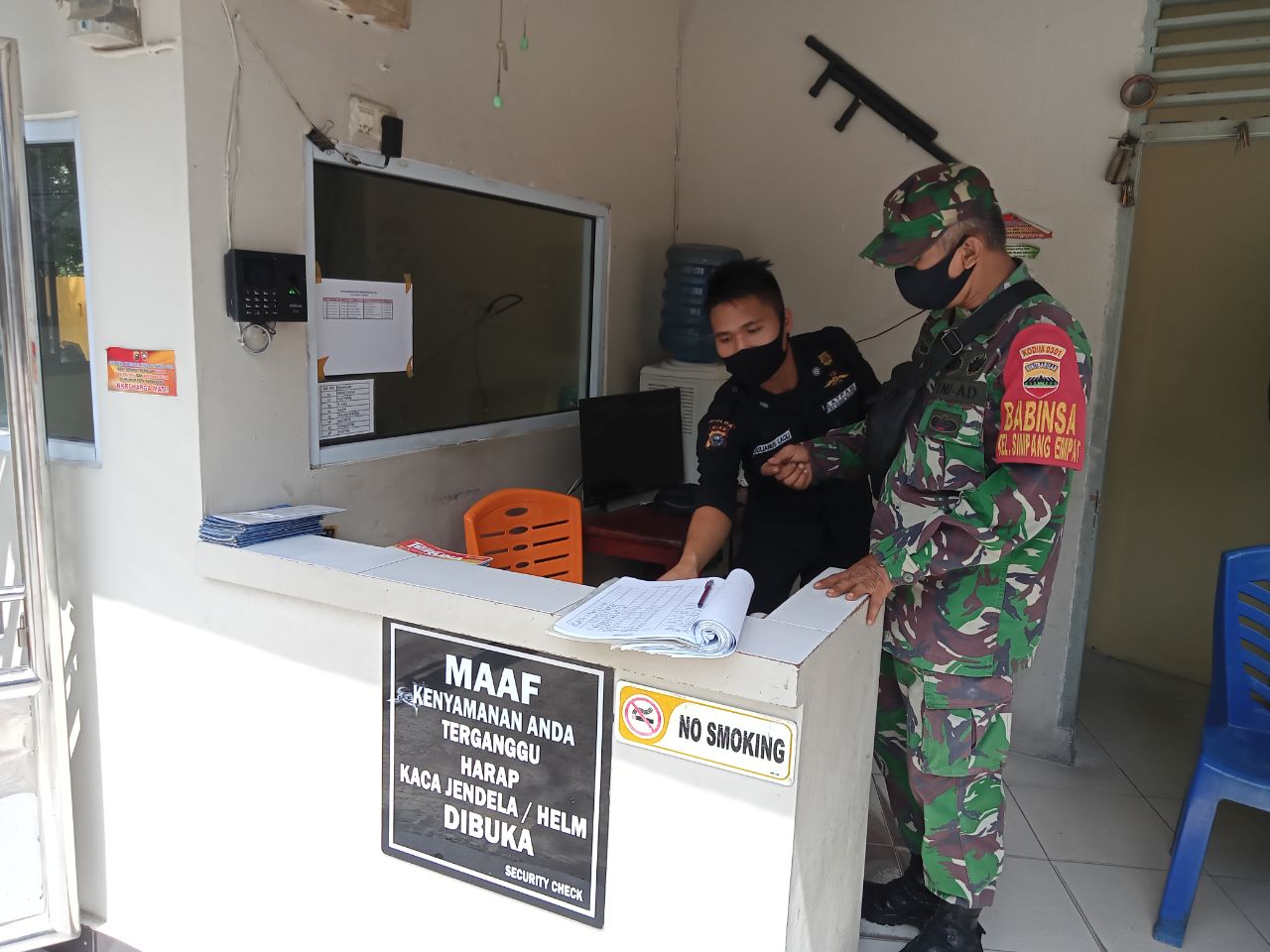 Babinsa Simpang Empat Komsos dengan Pengurus GPIB Immanuel 