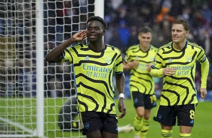 Arsenal Pesta Gol, Tottenham Tumbang
