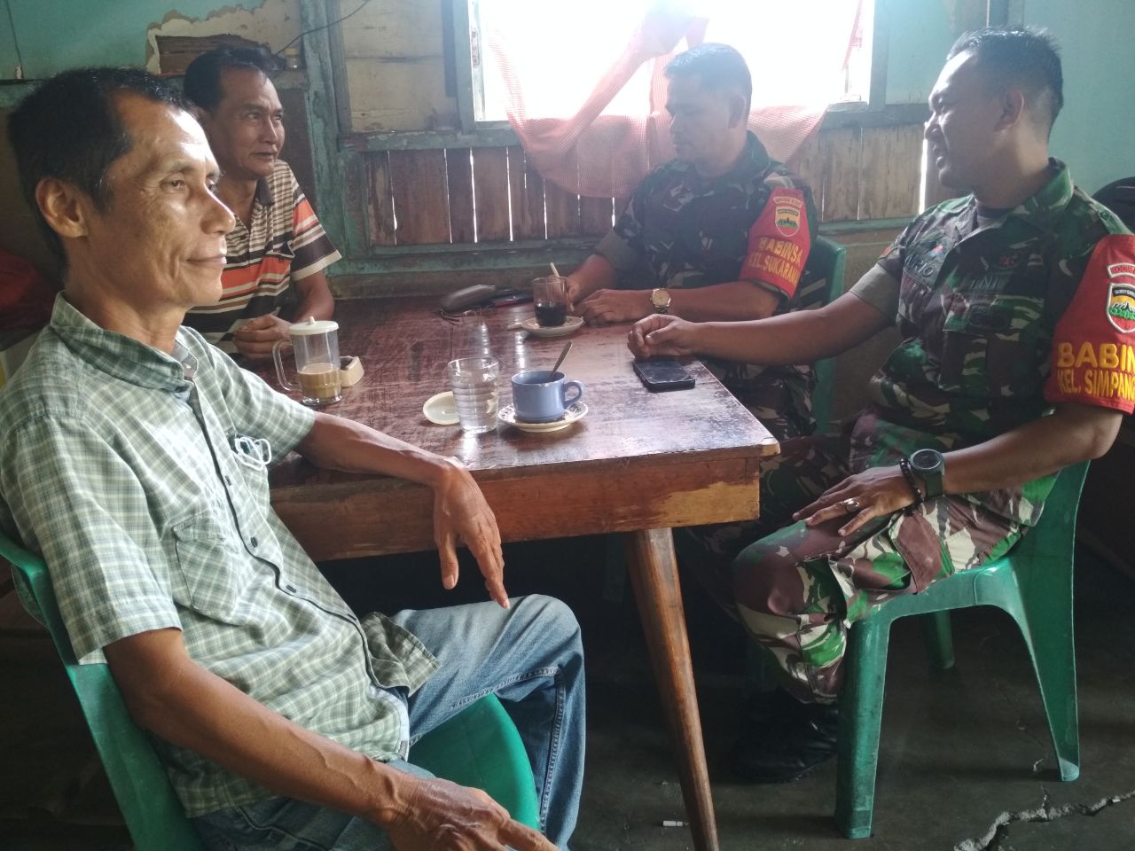 Komsos, Babinsa Kelurahan Sukaramai Ajak Warga Menjaga Kebersihan Lingkungan 