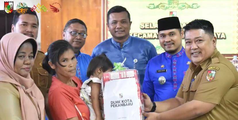 Kadis LHK Pekanbaru Serahkan Bantuan Stunting di Kecamatan Tenayan Raya