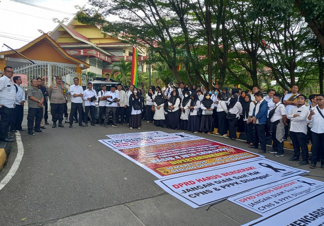 Ratusan CASN dan PPPK 2024 Demo di DPRD Riau, Ini Penyebabnya