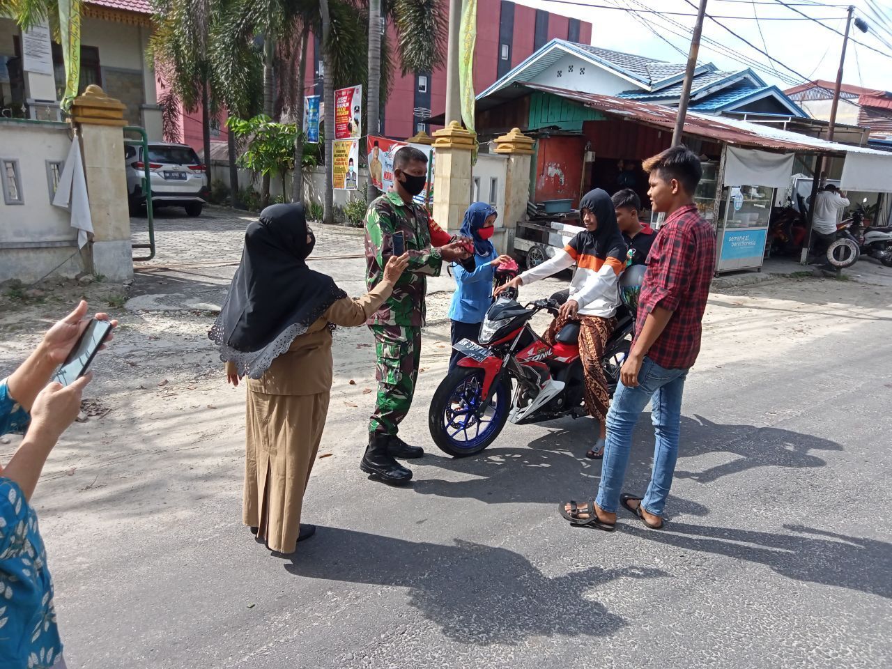 Serda Khairuddin Gelar Imbauan Prokes dan Bagi-bagi Masker 
