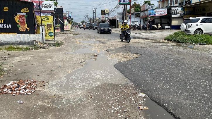 Warga Keluhkan Jalan Suka Karya Ujung Masih Rusak Parah