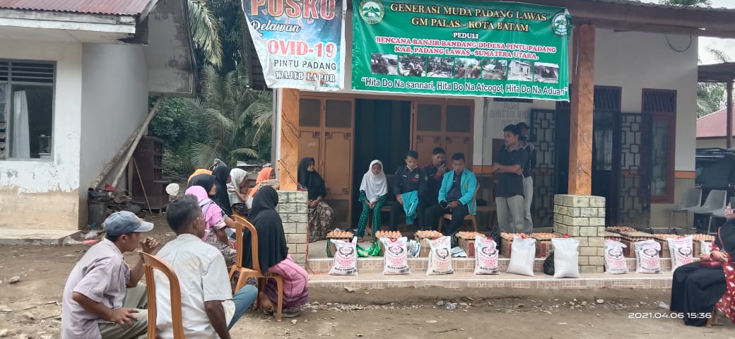 DEMA STAI AL Azhar Pekanbaru Salurkan Bantuan Sembako ke Korban Banjir di Kabupaten Padang Lawas