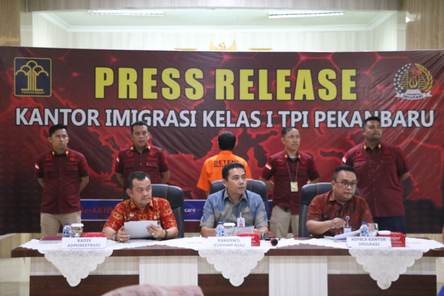 Kantor Imigrasi Pekanbaru Serahkan WNA Tersangka Kasus Pelanggaran Tindak Pidana Keimigrasian Pada Kejaksaan