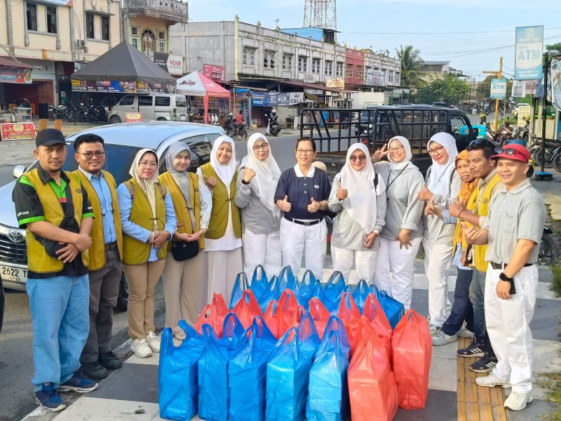 Xie - Lie Perawang 1 Bagikan   Ratusan Paket Makanan dan  Sembako Untuk Warga