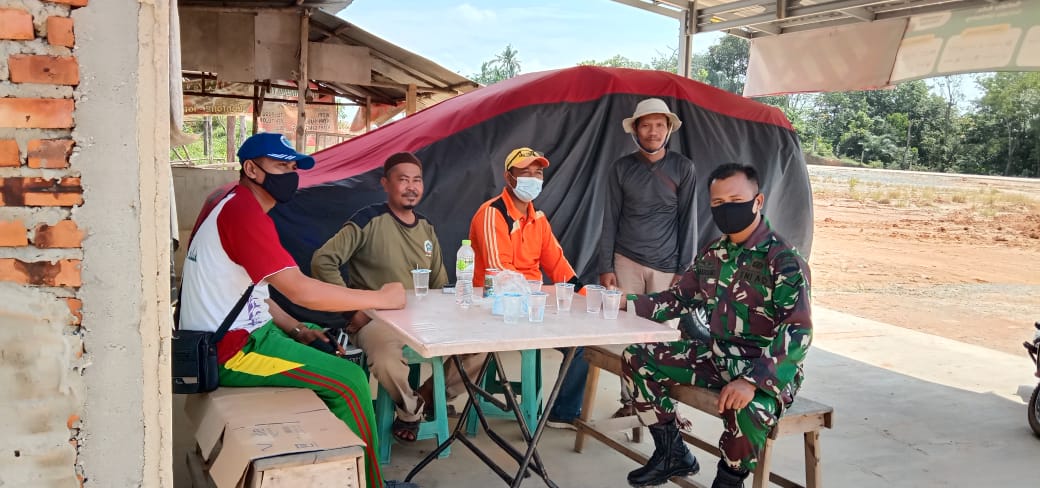 Komsos, Babinsa Sukaramai Gelar Imbauan dan Pendataan Warga 