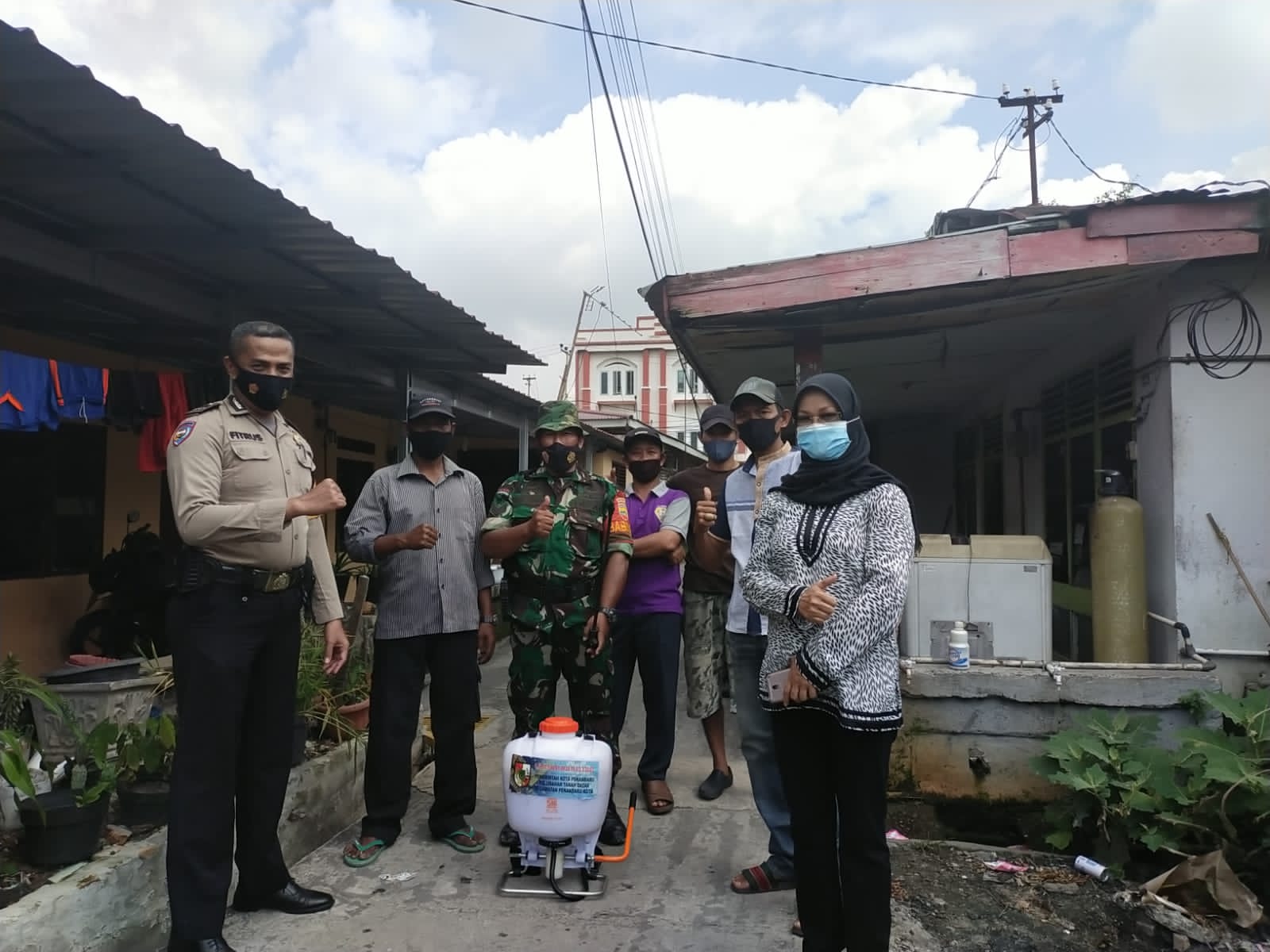 Babinsa-bhabinkamtibmas Kompak Edukasi Prokes dan Penyemprotan Disinfektan di  Jalan Panger