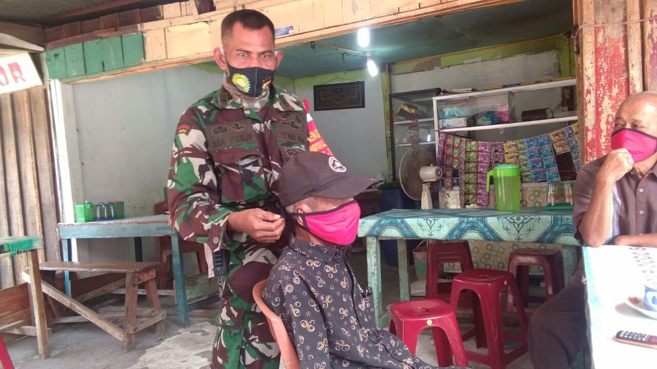 Babinsa Edukasi Warga Lewat Pembagian  Masker di Depan Makoramil 02 Kota