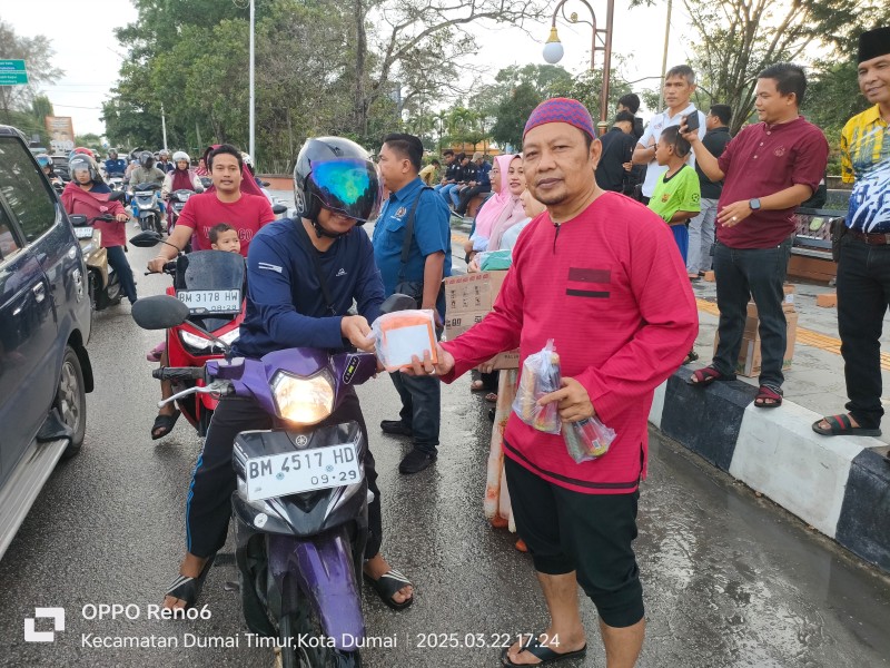 PWI Dumai Bagikan Ratusan Paket Takjil kepada Masyarakat