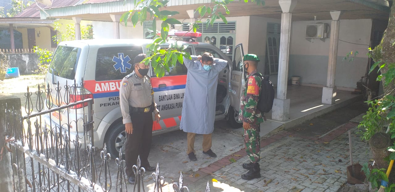 Babinsa Gelar Test, Tracing Warga Kelurahan Simpang Empat 