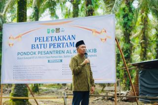 Syamsuar Letakan Batu Pertama Pembangunan Ponpes Alkawakib di Bengkalis