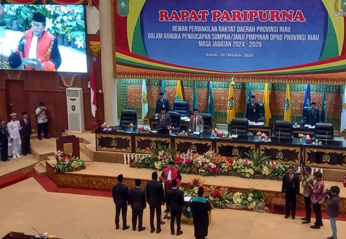 Empat Pimpinan DPRD Riau Resmi Dilantik