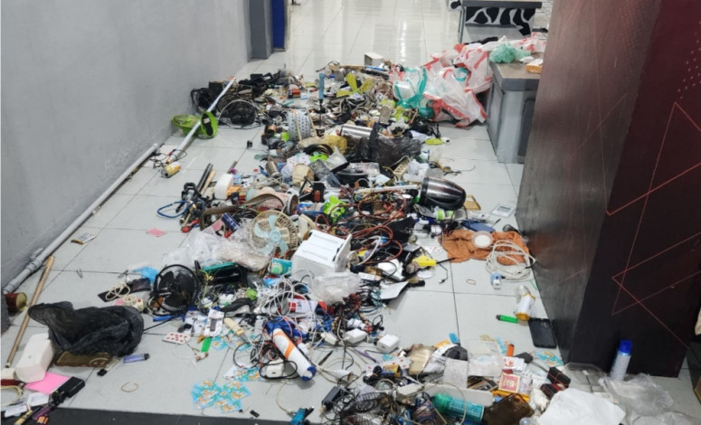 Razia Rutan Pekanbaru Pasca Napi Dugem di Sel, Puluhan HP hingga Senjata Tajam Disita