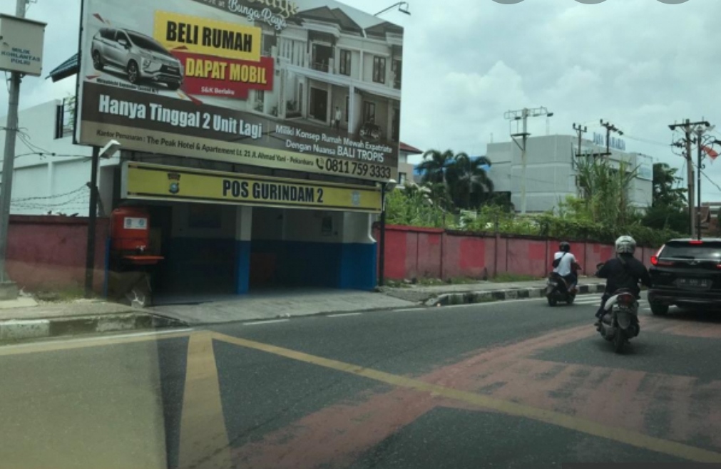 Meski Tidak Berizin, Satpol PP Biarkan Tiang Reklame Berdiri di Jalan Sudirman