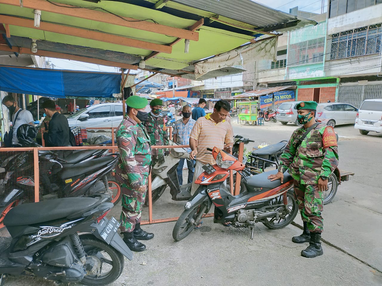Babinsa Kelurahan Kotabaru Gelar Gakplin Prokes di Jalan Agussalim