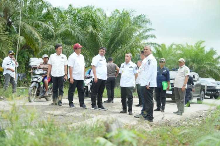 Tinjau Jalan Rusak di Rohil, Ini Perintah Gubri ke PUPR Riau