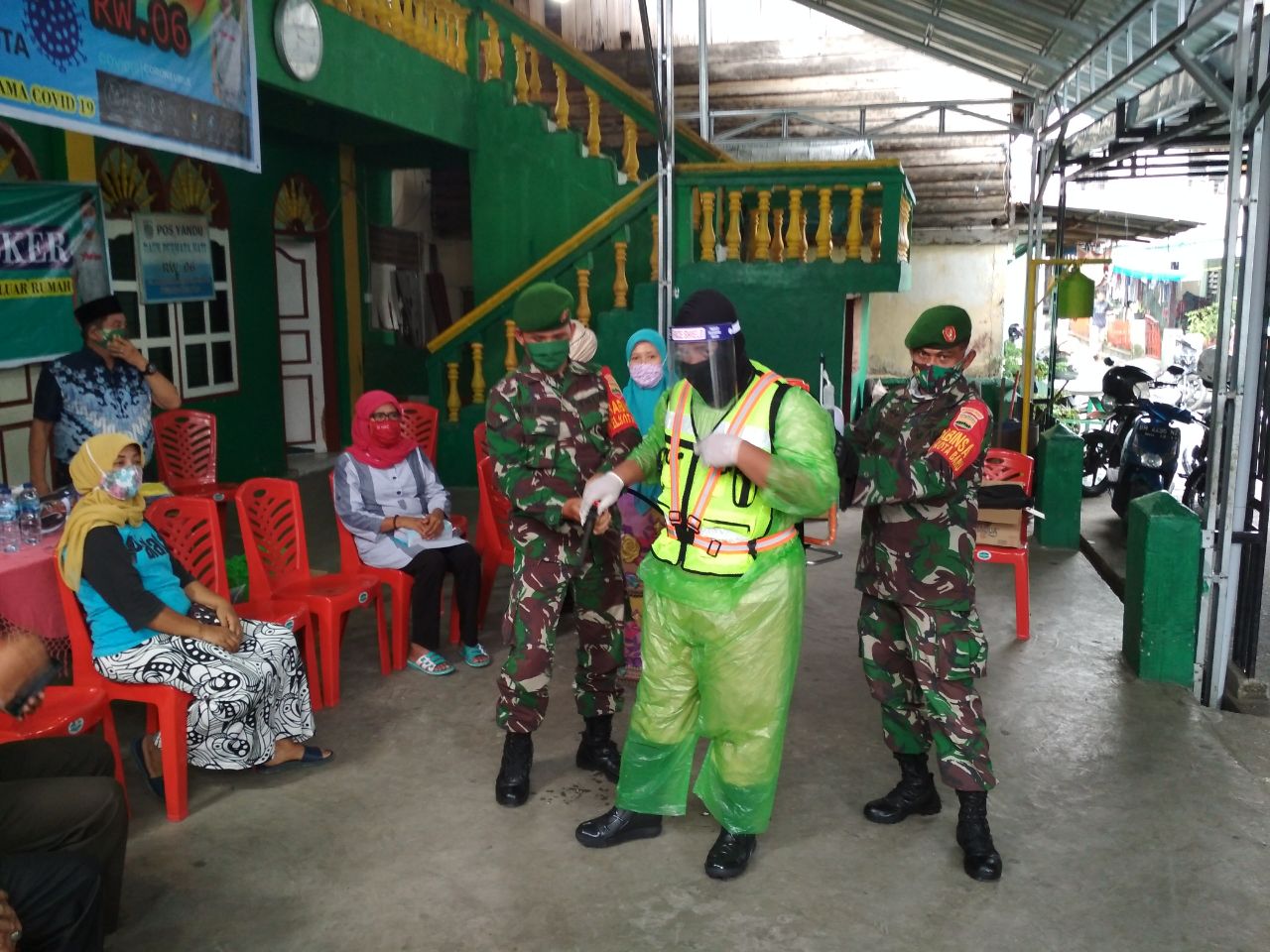 Berpacu Lawan Covid-19, Babinsa Geruduk  MDA dan Posyandu dengan Disinfektan 