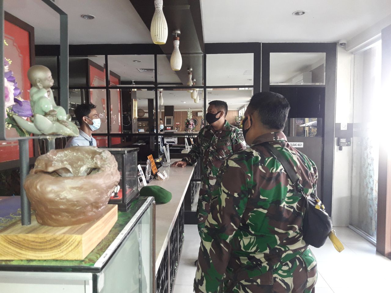 Pelda Bambang dan Serda Marzuki Komsos ke Hotel Paramita, Ini Pesan dan Imbauannya