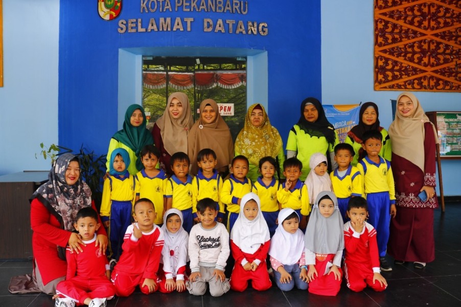 PAUD Bunga Kiambang dan SPNF SKB Jelajah Dunia Buku di Perpustakaan Tenas Effendy
